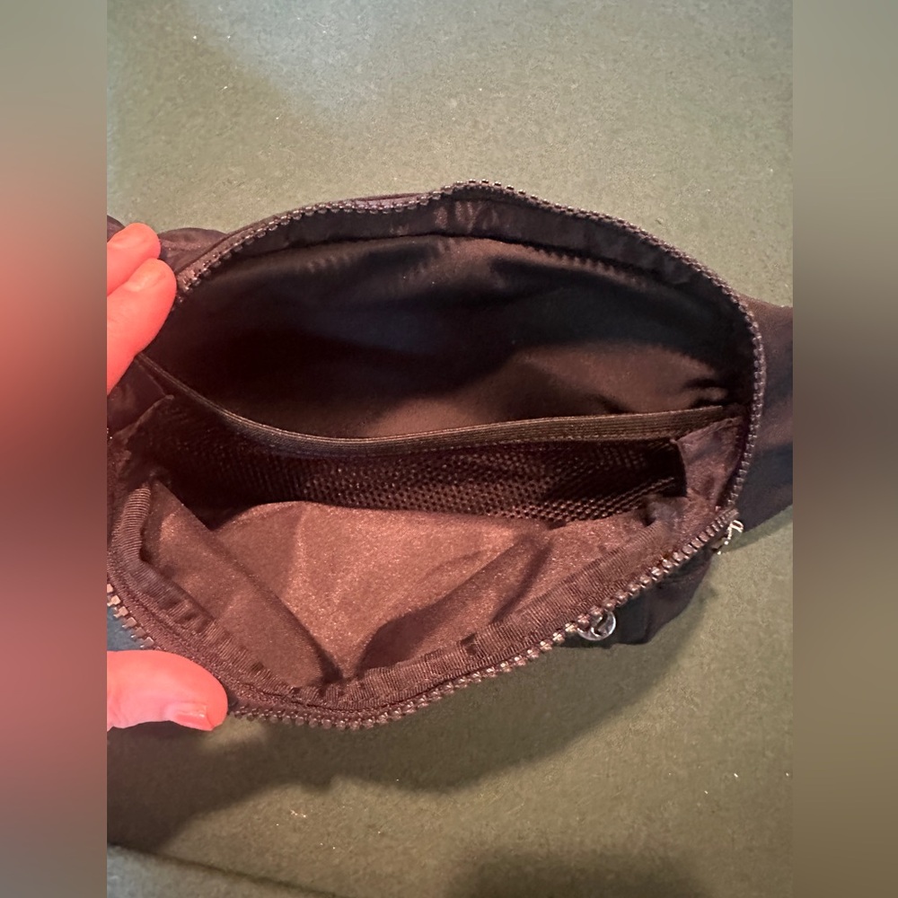 RARE Lululemon everywhere belt bag 2.5L - Picture 4 of 7